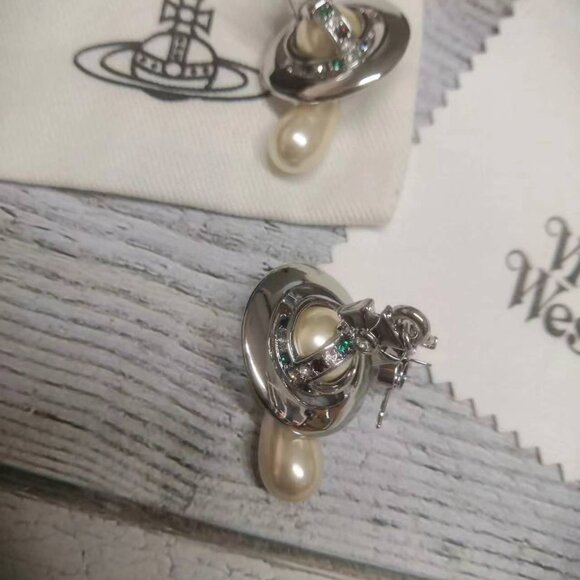 Vivienne Westwood Stunning Pearl Earring - Picture 4 of 5